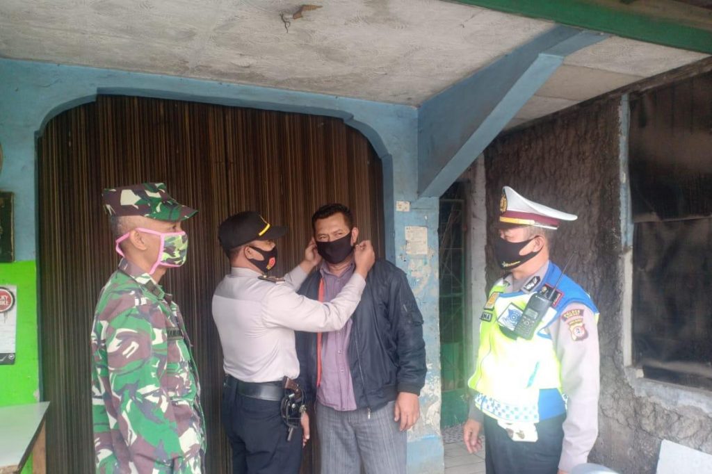 Polres Cimahi Polda Jabar Bagikan Masker Guna Peningkatan Disiplin