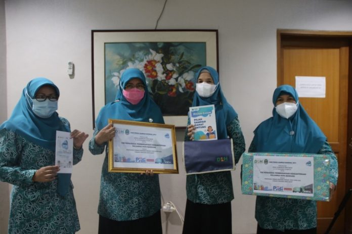 TIM Penggerak Pemberdayaan Kesejahteraan Keluarga (TP PKK) Kota Bandung menjadi Pemenang Terbaik Pertama Parade Video Hari Peduli Sampah Nasional (HPSN) 2021 Tingkat Provinsi Jawa Barat.