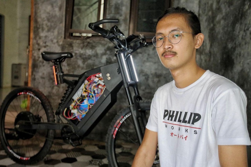 TAUFIQUL Rahman (19), warga Jalan Sariwates Kelurahan Antapani Kidul, Kecamatan Antapani menciptakan sepeda listrik yang dinamai Vector