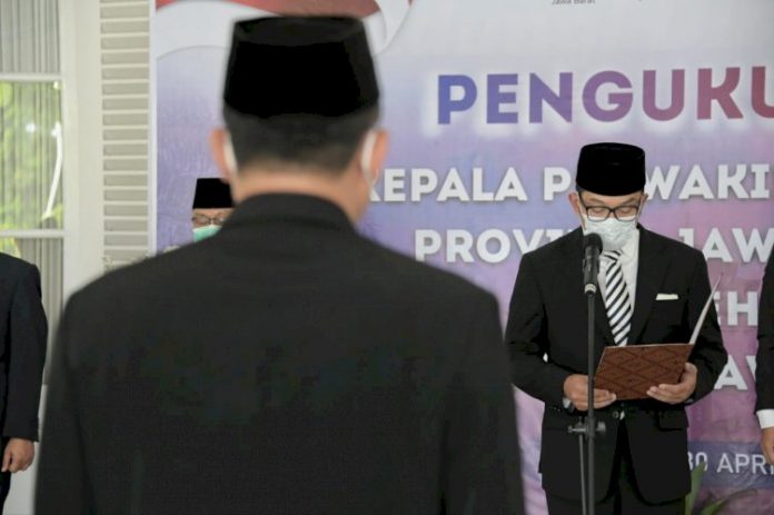 Gubernur Jawa Barat (Jabar) Ridwan Kamil mengukuhkan Wahidin sebagai Kepala Perwakilan Badan Kependudukan dan Keluarga Berencana Nasional (BKKBN) Provinsi Jabar