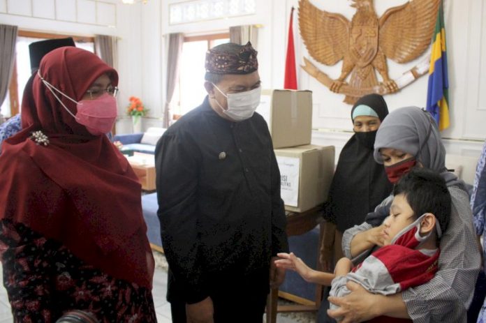 Wali Kota Bandung, Oded Muhammad Danial dan Istri
