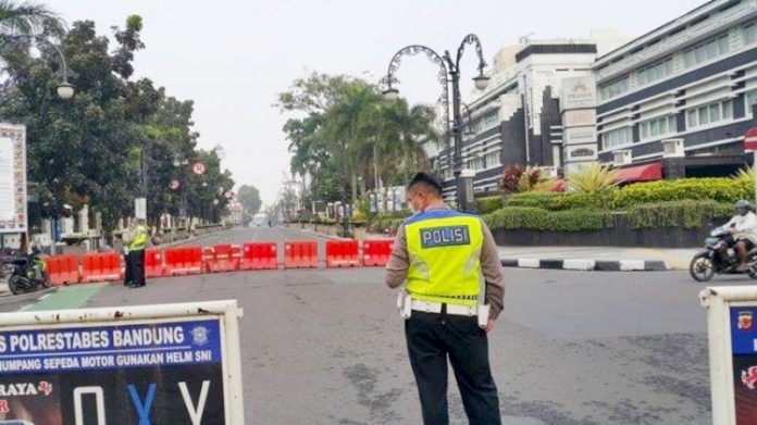 Sebanyak 41 titik jalan di Kota Bandung dibuka-tutup siang dan malam hari saat penerapan PPKM Darurat. (pam)