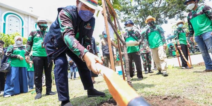 Wali Kota Bandung Oded M Danial saat meresmikan program rancangan aksi pangan lestari (Rapatar) di Perumahan De Marrakesh, Kecamatan Rancasari, Kamis 14 Oktober 2021. (istimewa)