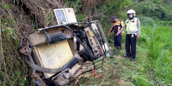 image_750x_617021ac334e0 Polisi mengecek tempat kejadian perkara setelah kecelakaan yang mengakibatkan kendaraan Land Rover jenis off-road yang mengangkut wisatawan terperosok ke jurang sedalam 30 meter di Kecamatan Pangalengan, Kabupaten Bandung, Rabu (20/10/2021) siang.