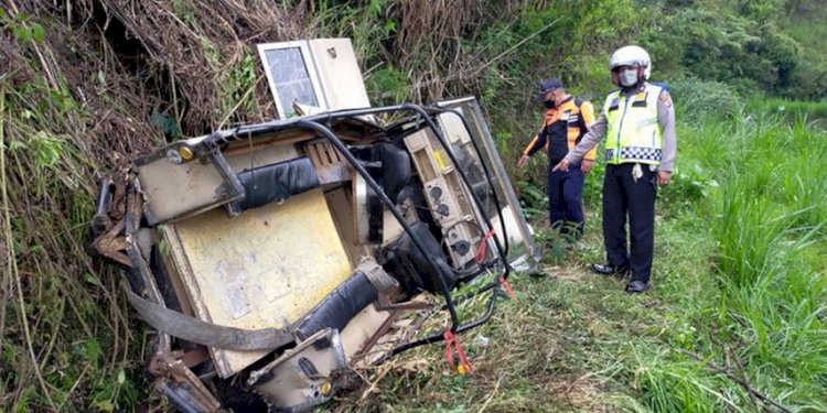 Polisi mengecek tempat kejadian perkara setelah kecelakaan yang mengakibatkan kendaraan Land Rover jenis off-road yang mengangkut wisatawan terperosok ke jurang sedalam 30 meter di Kecamatan Pangalengan, Kabupaten Bandung, Rabu (20/10/2021) siang.