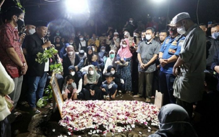 Wakil Wali Kota Bandung Yana Mulyana (kedua kiri) saat menghadiri prosesi pemakaman Wali Kota Bandung periode 2018-2023, Oded M Danial di Tasikmalaya - Humas