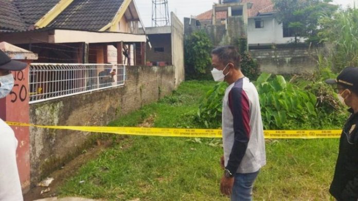 Jasad perempuan bernama Rizna Apriliandhiny alias Nanay Berlyn (21) yang dibuang di semak-semak di kawasan Arcamanik, Kota Bandung, merupakan korban pembunuhan dengan tersangka kekasihnya sendiri. (jabar ekspres)