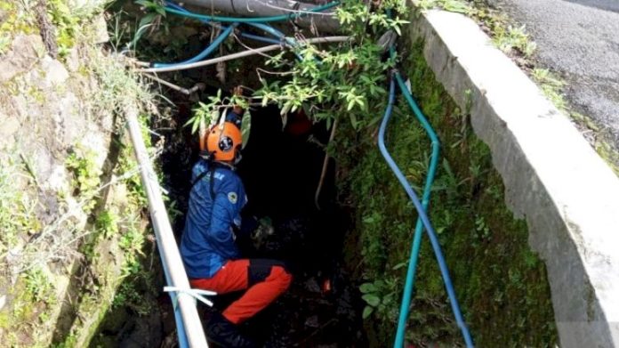 Tim Search and Rescue (SAR) Bandung melakukan pencarian terhadap seorang balita bernama Nana Aprilia (2) yang hanyut di Parit Hanjuang Bereum di Kecamatan Rancabali, Kabupaten Bandung. (kantor sar bandung)