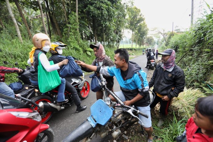 2964801693 etua TP PKK Jawa Barat Atalia Praratya Ridwan Kamil saat berkeliling mengendarai sepeda motor kesayangannya ke wilayah Kabupaten Bandung Barat, (Humas Pemprov Jabar)