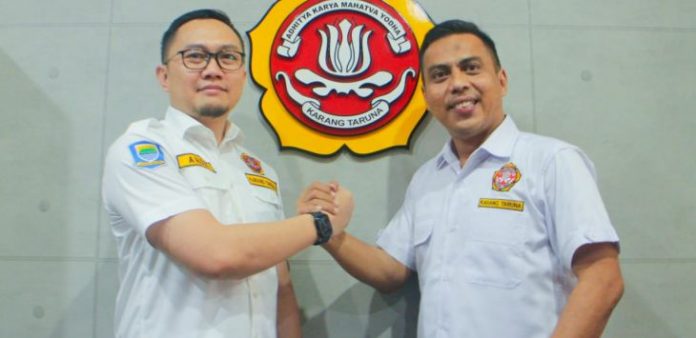 Ketua Karang Taruna Kota Bandung, Andri Gunawan (kiri) bersama Karang Taruna Jawa Barat Subchan Daragana di Sekretariat Karang Taruna Kota Bandung, Kompleks Surapati Core, Jl. PH. H. Mustofa Jumat (25/3/2022)