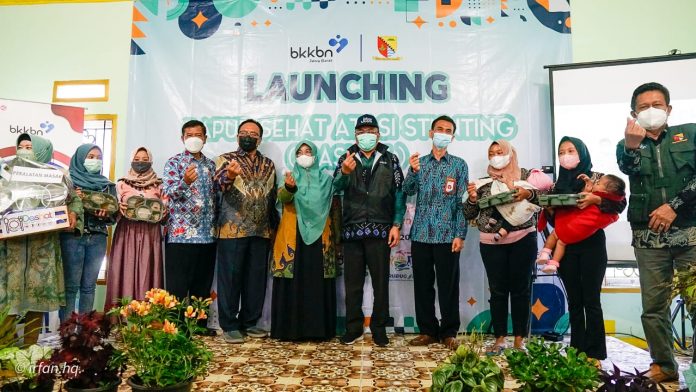 Foto Bersama Dapur Sehat Atasi Stunting di Kampung KB Koi. (Foto : Irfan / BKKBN Jawa Barat)