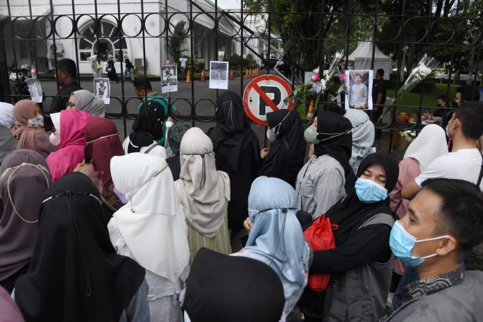 Warga berbondong-bondong ingin ikut takziah Emmeril Kahn Mumtadz di Gedung Pakuan Bandung /HUMAS JABAR