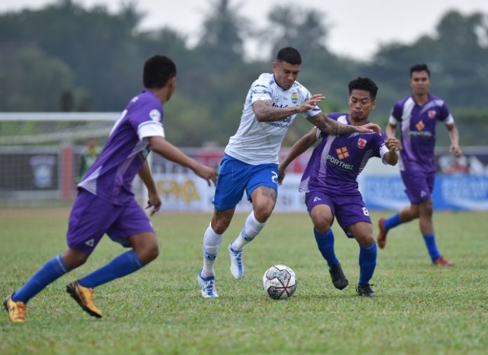 Ciro Alves menggiring bola dalam laga uji tanding melawan Renggali Batam Selection dan berhasil menang dengan skor 10-0, Rabu (1/6/2022). (Foto: Amandeep Rohimah/PERSIB.co.id)