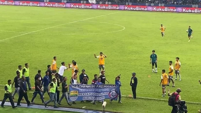 Viking-Bobotoh Keliling Kandang Singa Sapa Ribuan Aremania