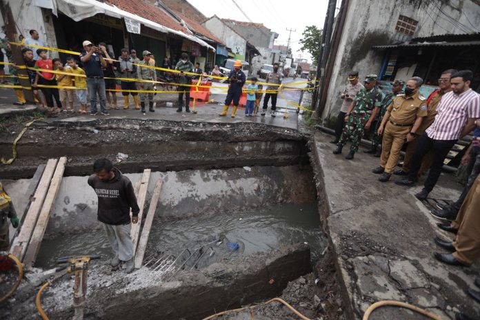 Jalur Vital, Walikota Bandung Pastikan Jalan Cibolerang yang Amblas Segera Bisa Dilalui