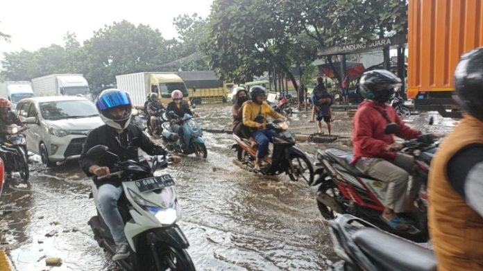 Jalan Gedebage Bandung Langganan Banjir, Warga Pertanyakan Solusi dari Pemerintah