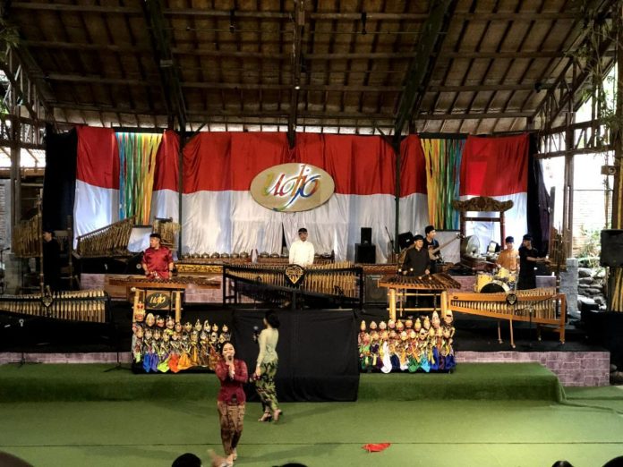 Foto : Suasana di Angklung Udjo