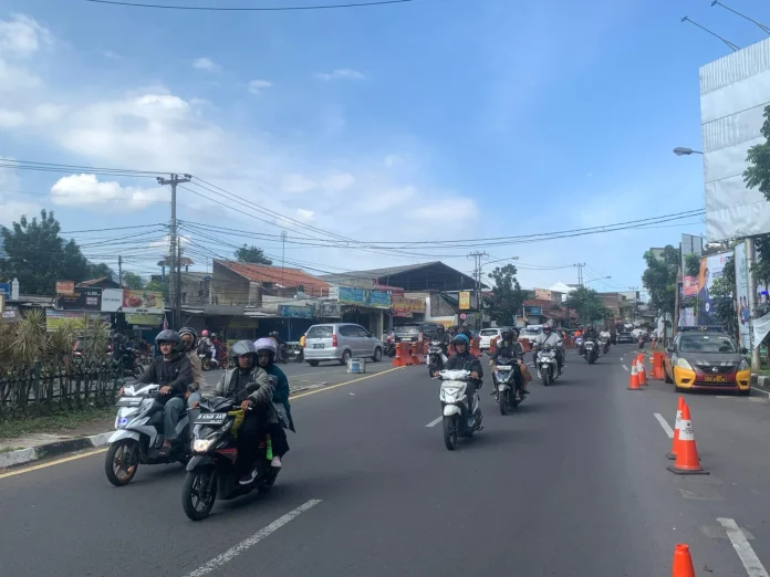 Potret situasi arus balik Lebaran 2025 di Bunderan Cibiru, Kota Bandung, Senin (7/4). (Sadam Husen / JE)