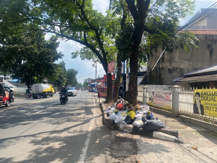 Tumpukan Sampah di Jalan A.H Nasution , Mandalajati.