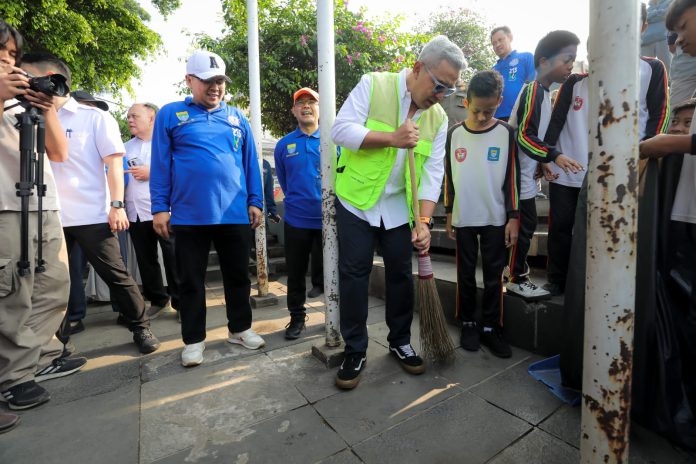 176050747946-ribuan-warga-kompak-bebersih-bandung-wali-kota-kebersihan-harus-jadi-gerakan-kolektif